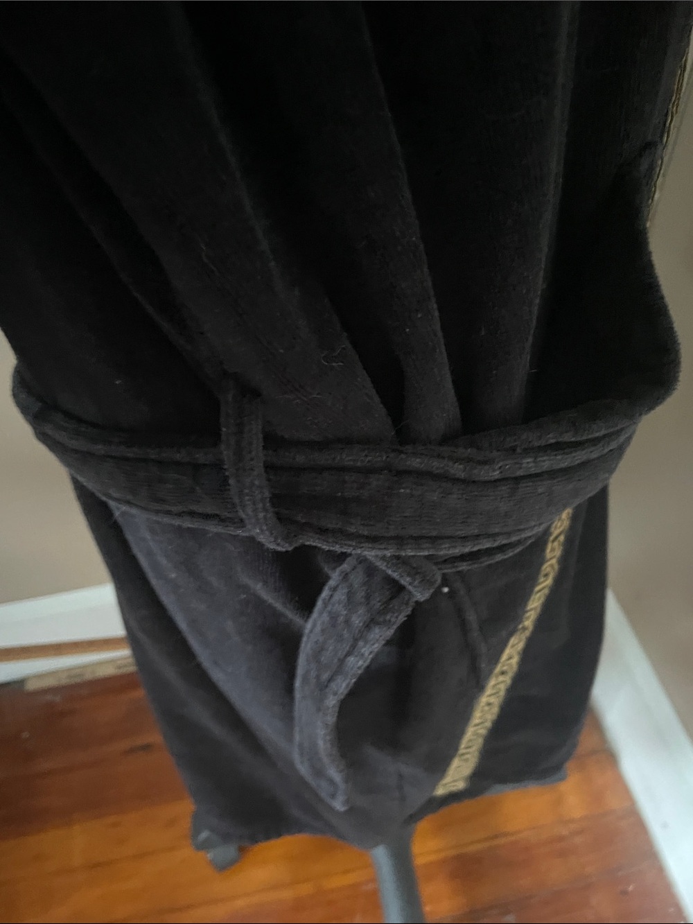 Cesar place Black Velvet Robe with Gold-Trim Detailing unisex!! - Picture 6 of 9